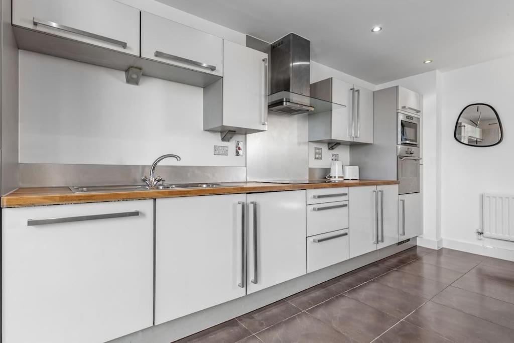 Lovely & Cosy 2 Beds Skyline View Apartment *