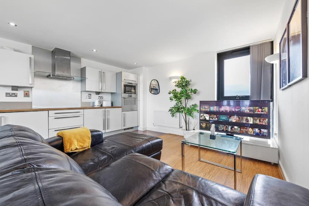 Lovely & Cosy 2 Beds Skyline View