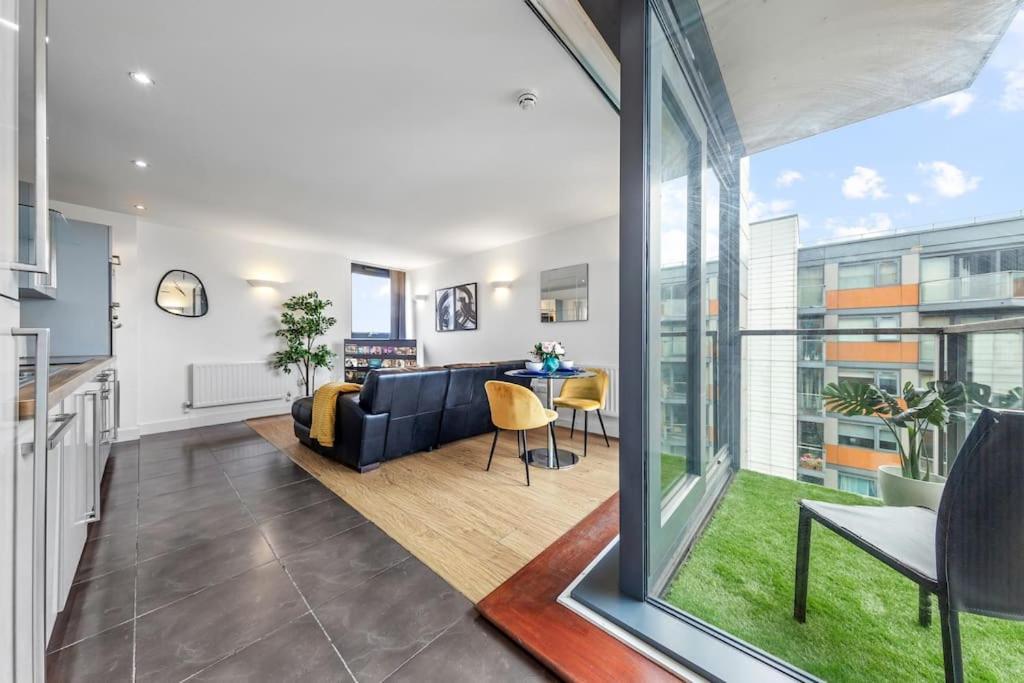 Lovely & Cosy 2 Beds Skyline View Apartment London