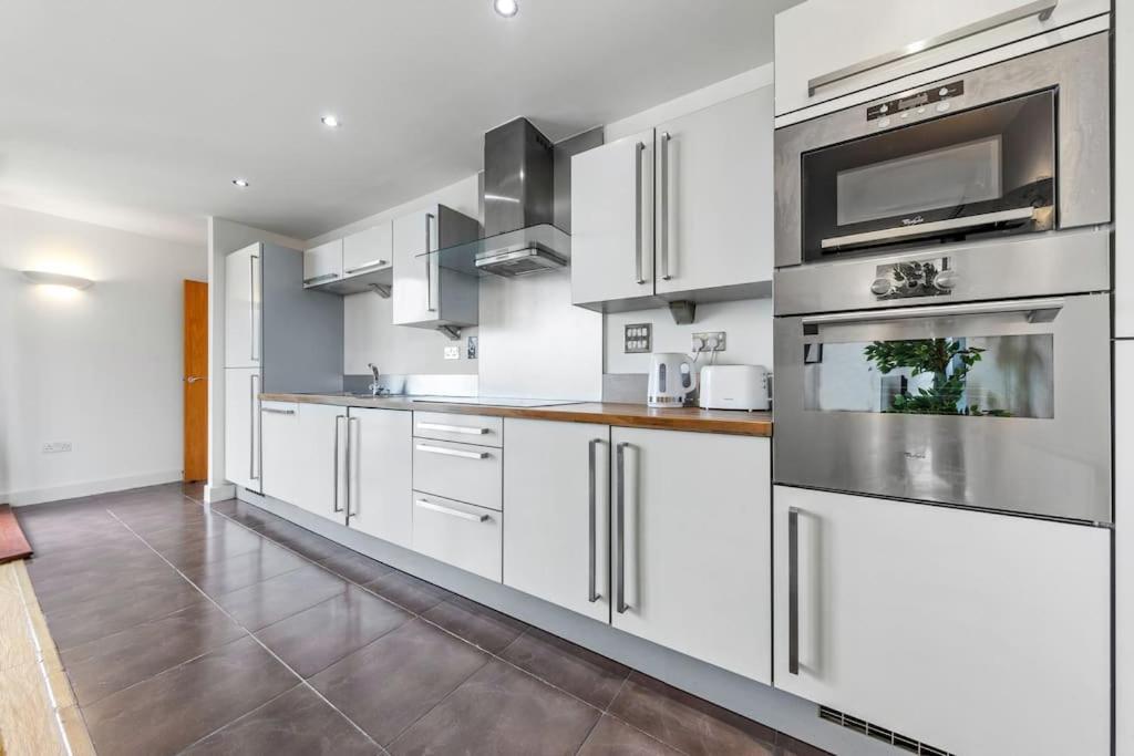 Lovely & Cosy 2 Beds Skyline View *