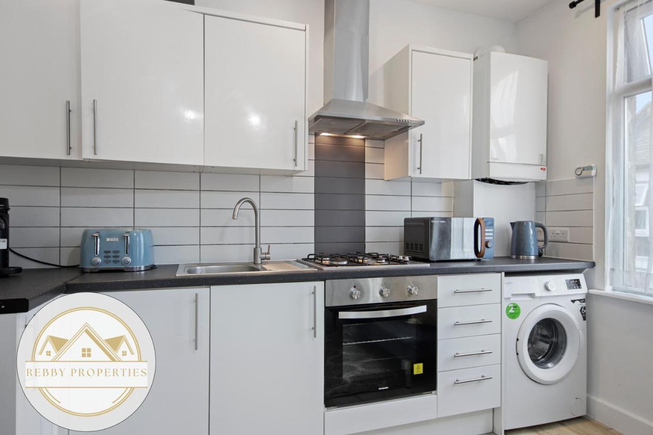 Modern 2 Bed East By Rebby Sleeps 5 Near Canning Town Station Londen