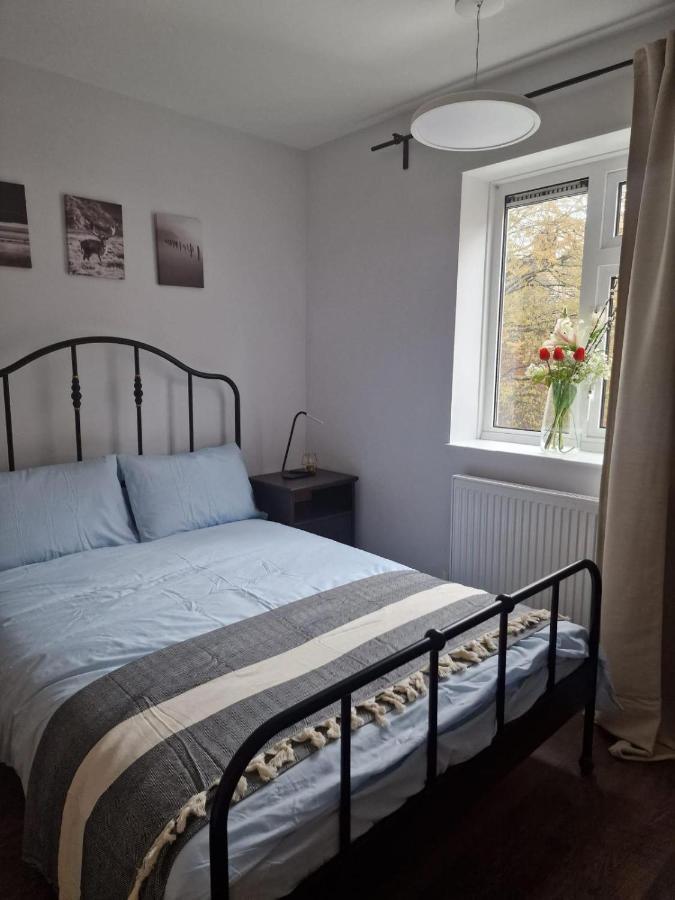 Ozan's Flat Double Bedroom-1, Sharing Kitchen And Bath Appartement Londen