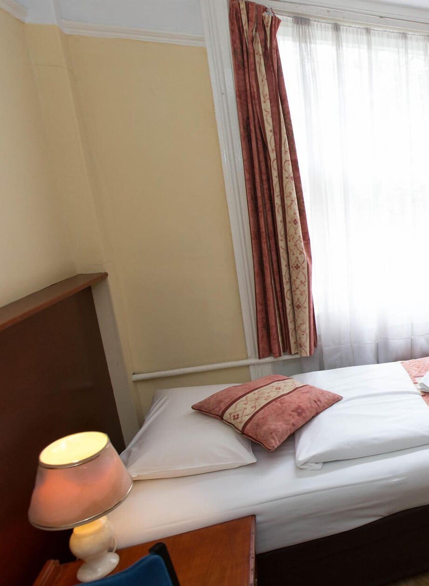 Hotell Dolphin 3*