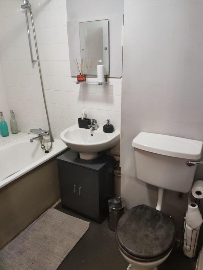 1 Bedroom Garden Flat Zone 2 *