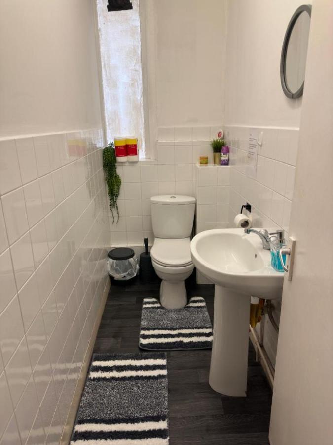 Central Location, Close To Bars Restaurants And Train Stations Homestay *