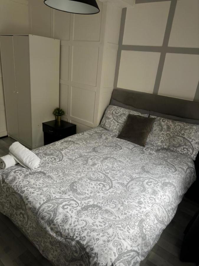 Homestay Central Location, Close To Bars Restaurants And Train Stations