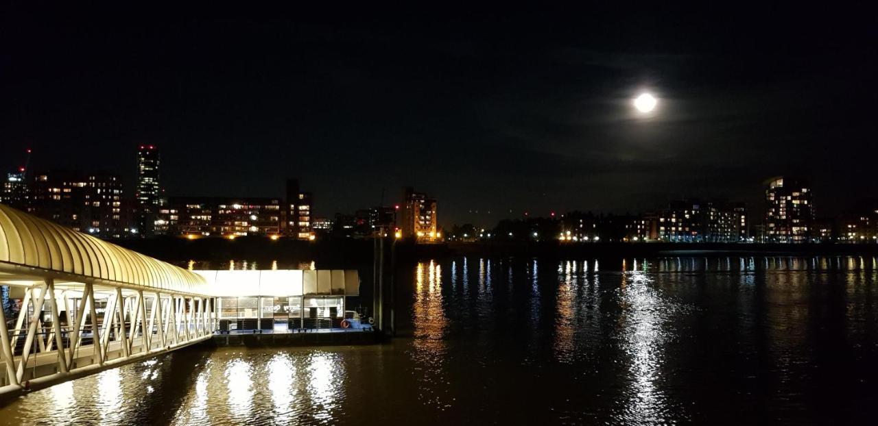 Stunning Massive Bedroom +direct Thames River View Homestay