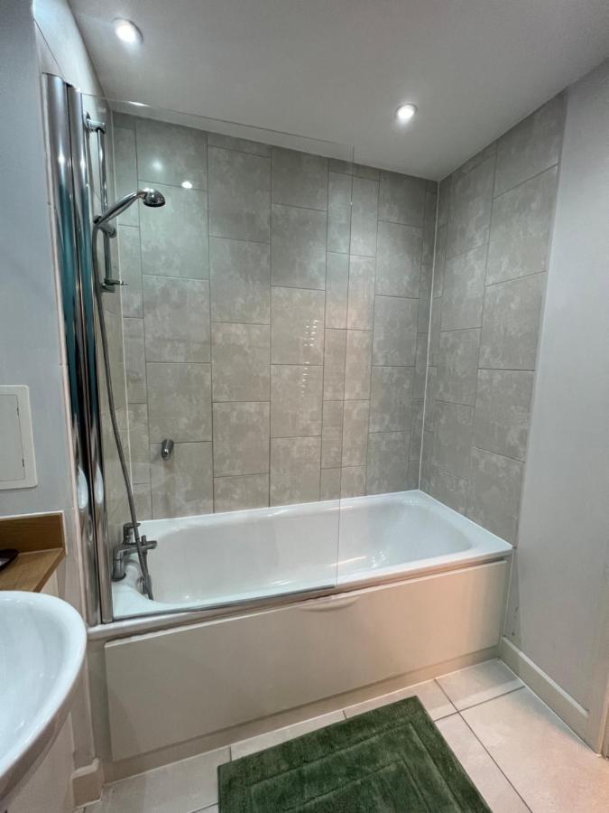 Cityscape Serenity: 10th Floor Oasis Near City Airport, Excel & 02 Londres