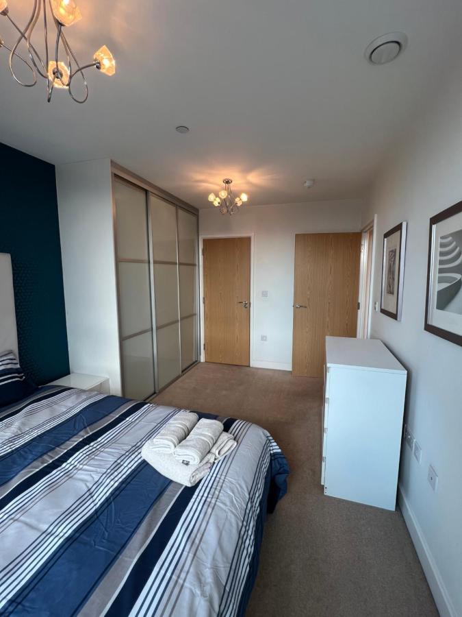 Apartamento Cityscape Serenity: 10th Floor Oasis Near City Airport, Excel & 02 Londres