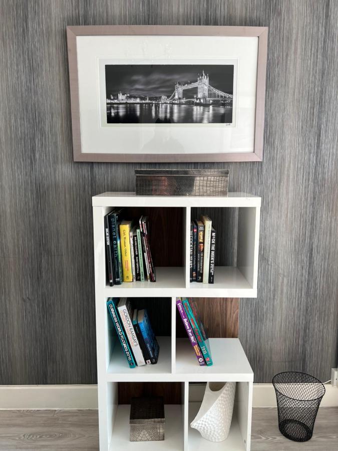 Cityscape Serenity: 10th Floor Oasis Near City Airport, Excel & 02 Londres