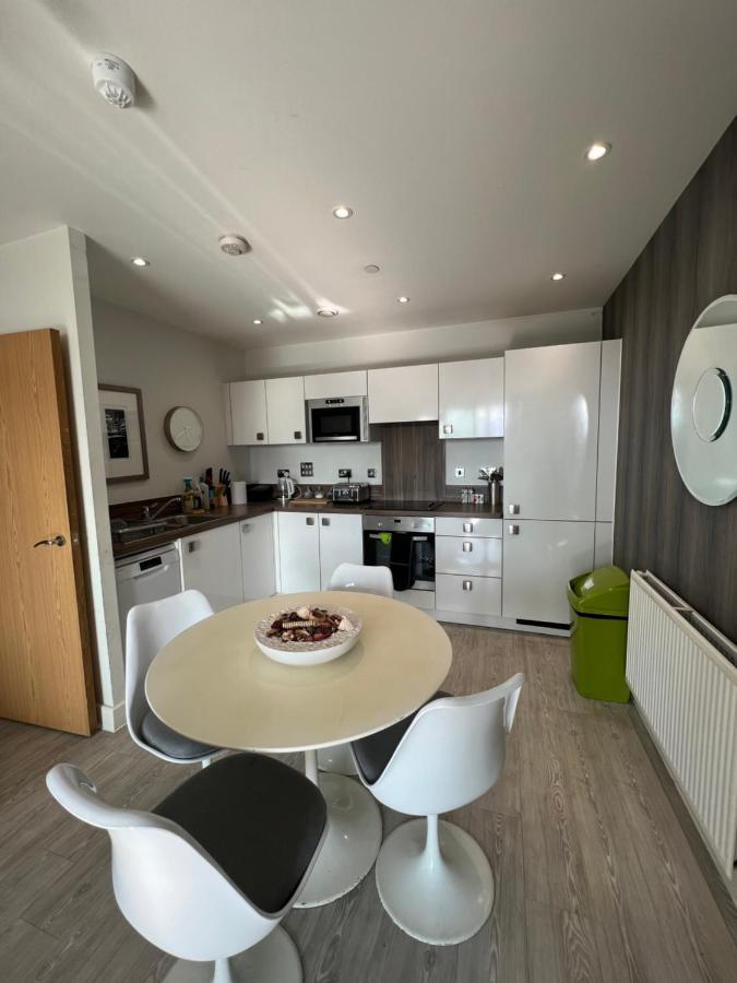 Cityscape Serenity: 10th Floor Oasis Near City Airport, Excel & 02 * Londres