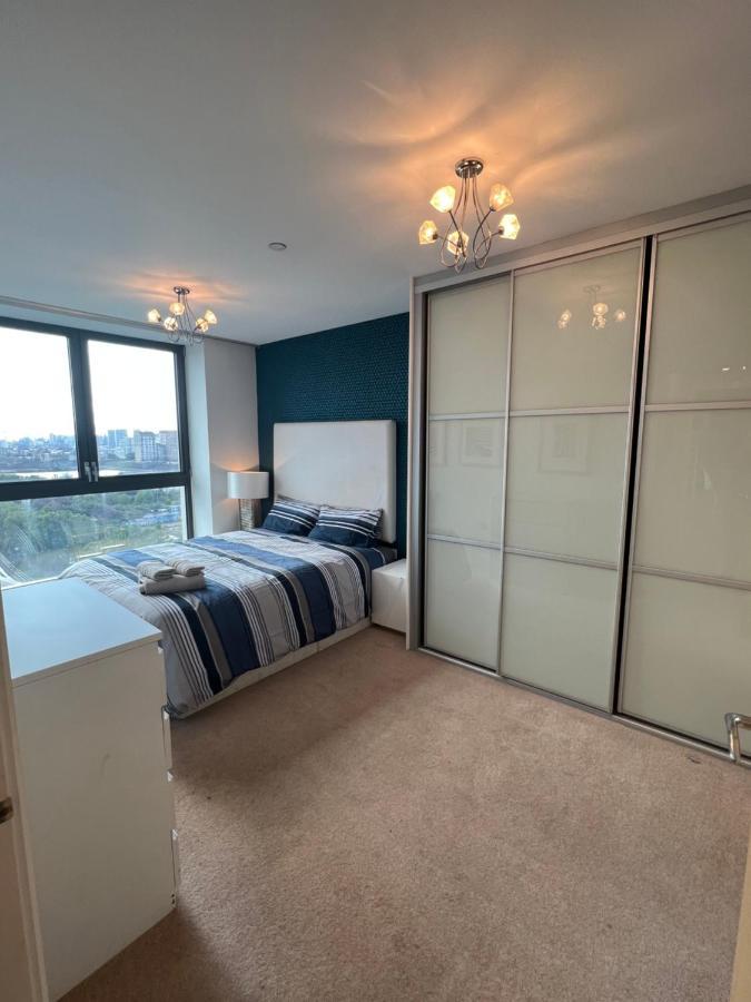 Cityscape Serenity: 10th Floor Oasis Near City Airport, Excel & 02 * Londres