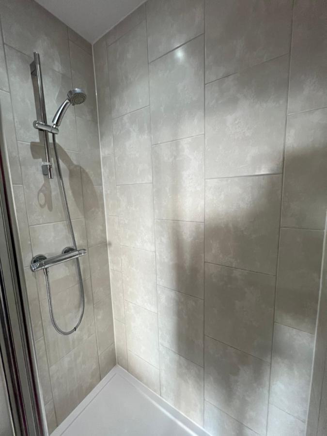 Cityscape Serenity: 10th Floor Oasis Near City Airport, Excel & 02 Apartamento