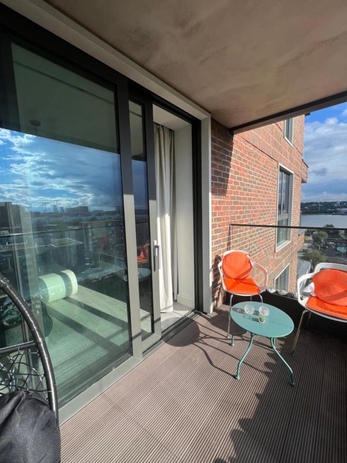 Cityscape Serenity: 10th Floor Oasis Near City Airport, Excel & 02 Apartamento