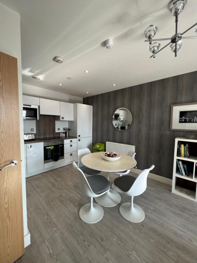 Cityscape Serenity: 10th Floor Oasis Near City Airport, Excel & 02 * Londres