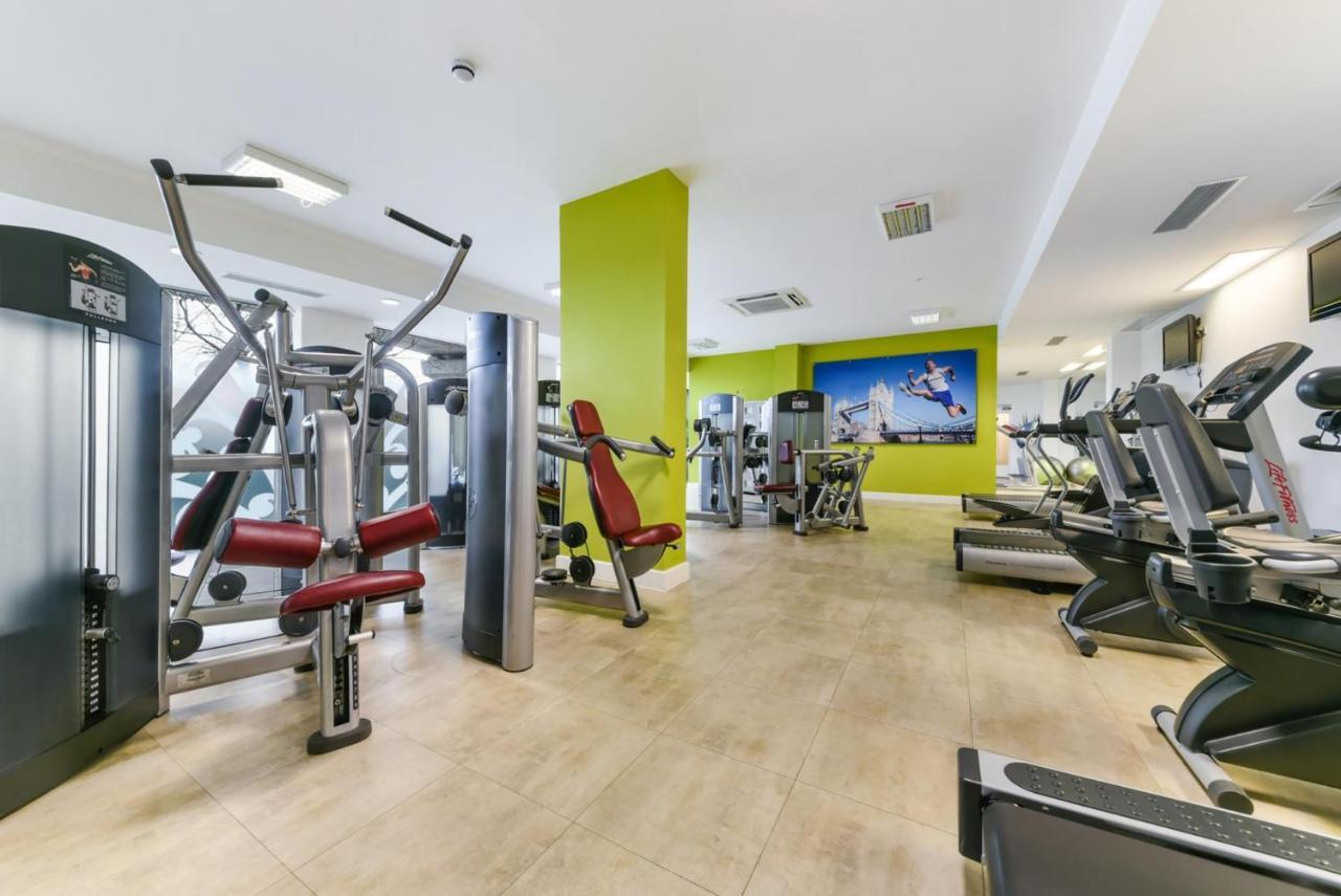 Cityscape Serenity: 10th Floor Oasis Near City Airport, Excel & 02 Apartamento