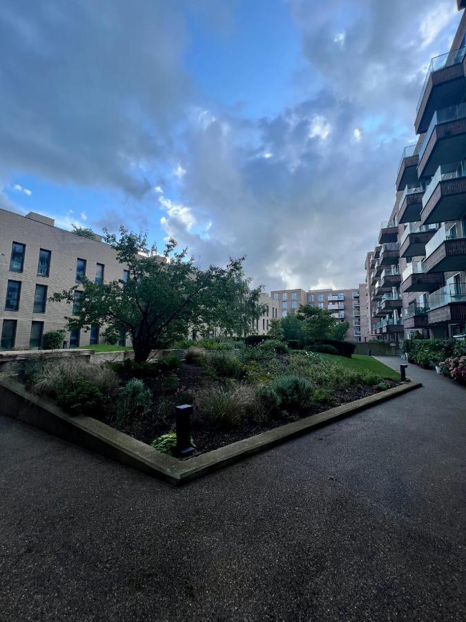 Cityscape Serenity: 10th Floor Oasis Near City Airport, Excel & 02 * Londres