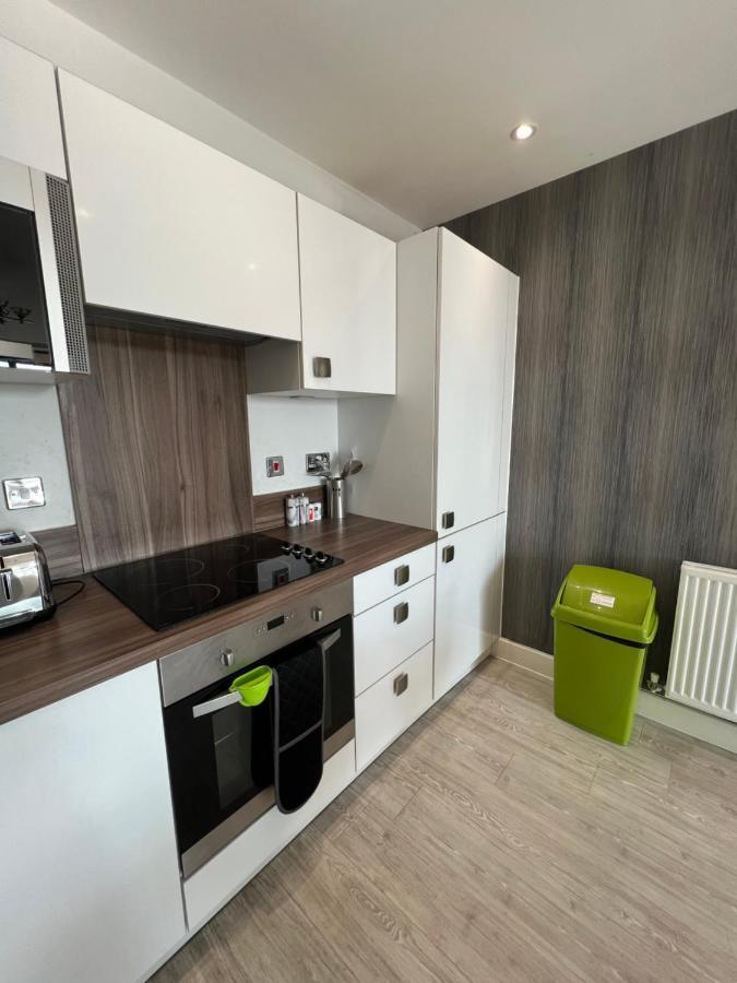 Cityscape Serenity: 10th Floor Oasis Near City Airport, Excel & 02 Apartamento *