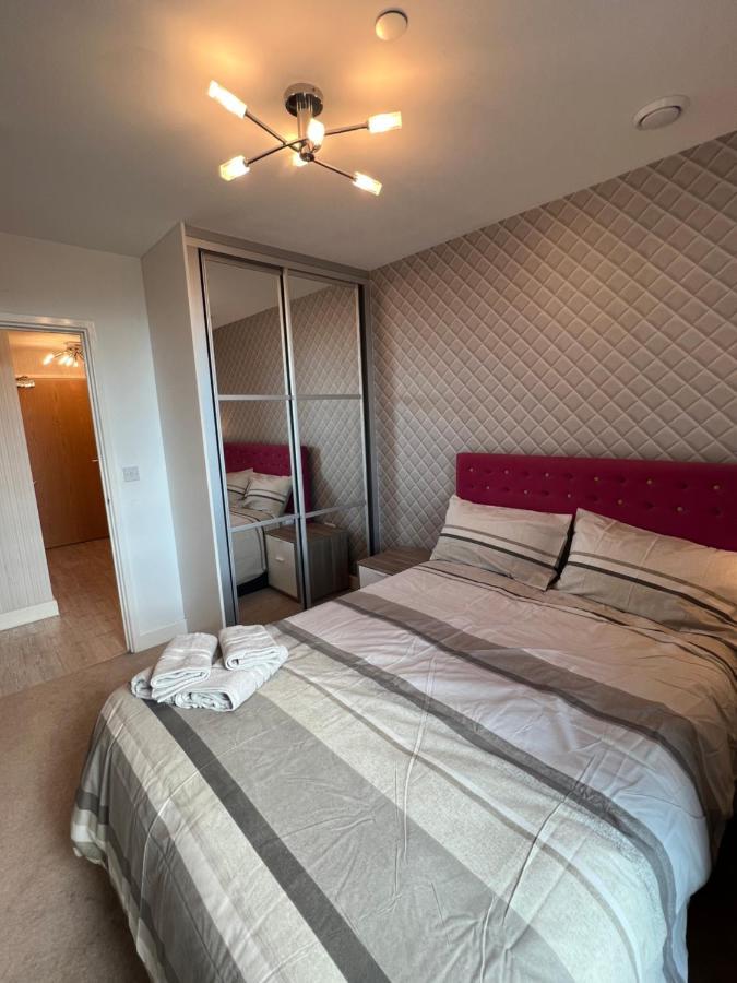 Cityscape Serenity: 10th Floor Oasis Near City Airport, Excel & 02 Apartamento Londres