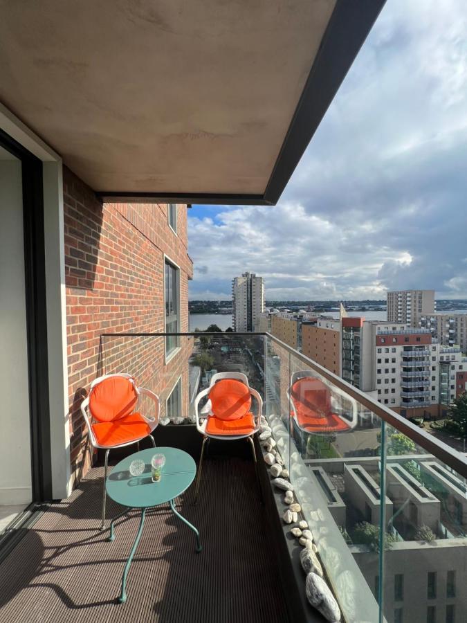 Cityscape Serenity: 10th Floor Oasis Near City Airport, Excel & 02 * Londres