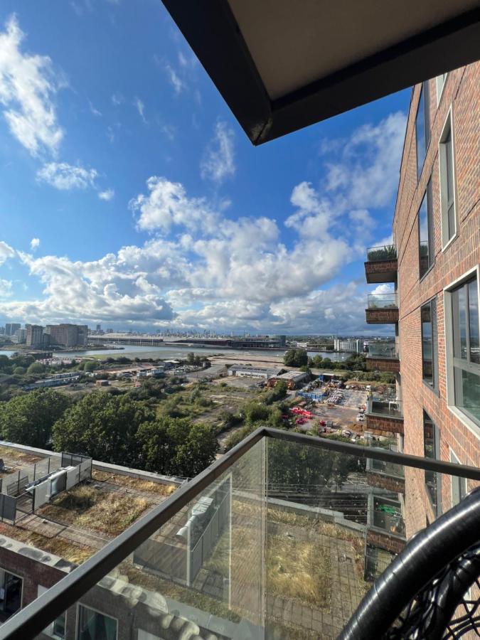 Cityscape Serenity: 10th Floor Oasis Near City Airport, Excel & 02 Apartamento