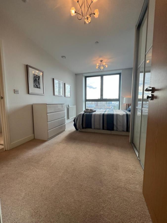 Cityscape Serenity: 10th Floor Oasis Near City Airport, Excel & 02 * Londres