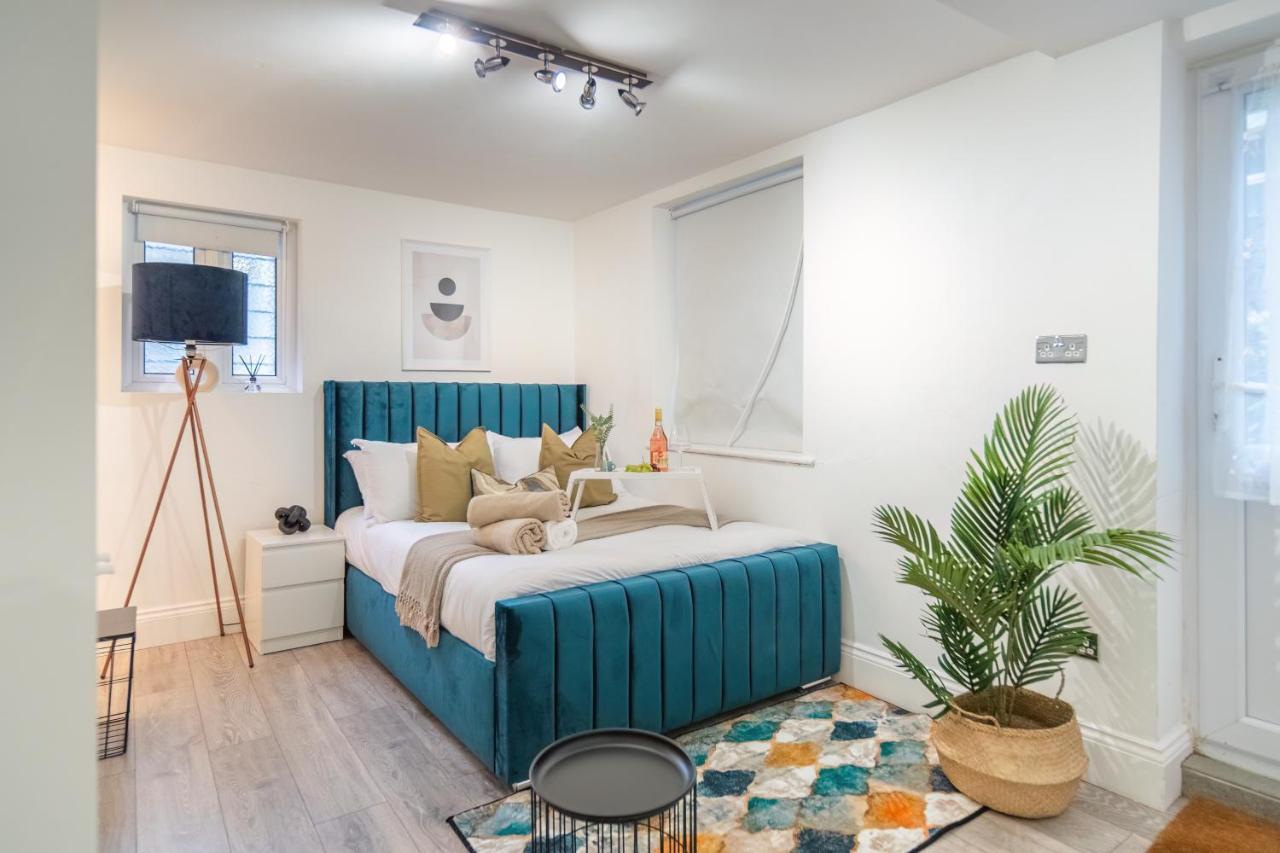 Funky Trendy Modern 3 Bed 3 Bath House In Dalston London