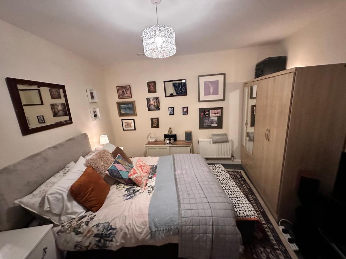 Private Room. In Zone 2 In Cousy Flat Homestay London