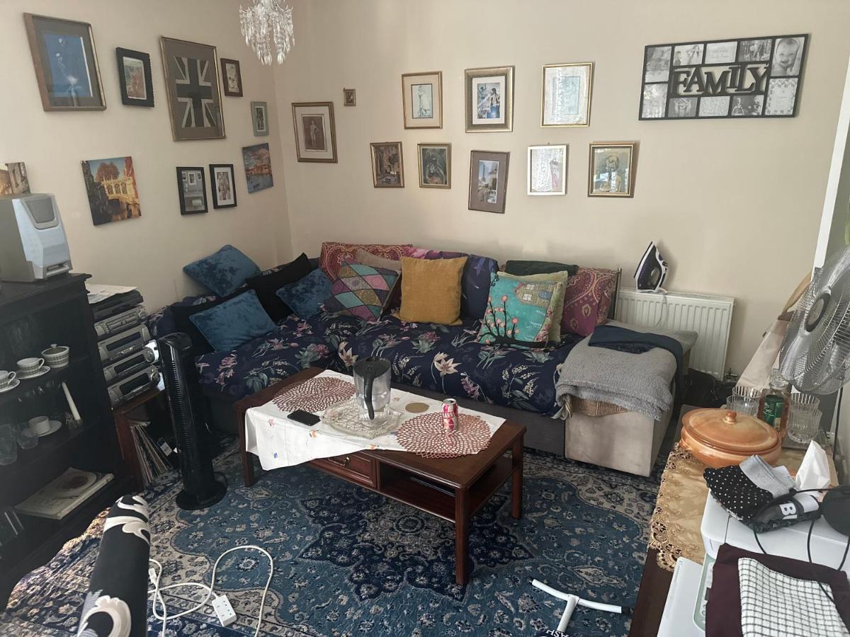 Private Room. In Zone 2 In Cousy Flat Homestay