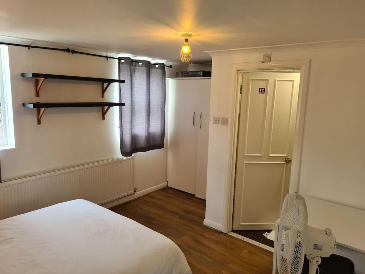 Close To Tower Bridge - 4 Bedroom House - 3 Bathrooms - Free Parking 3 Cars - Sleep 9 Vakantiehuis *