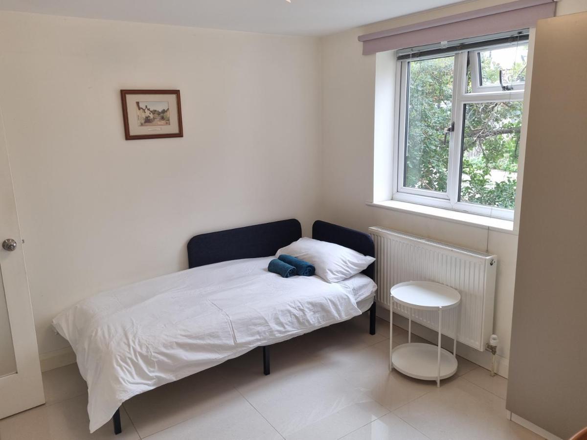 Guest house Single With En-suite Shower In Zone 1 London
