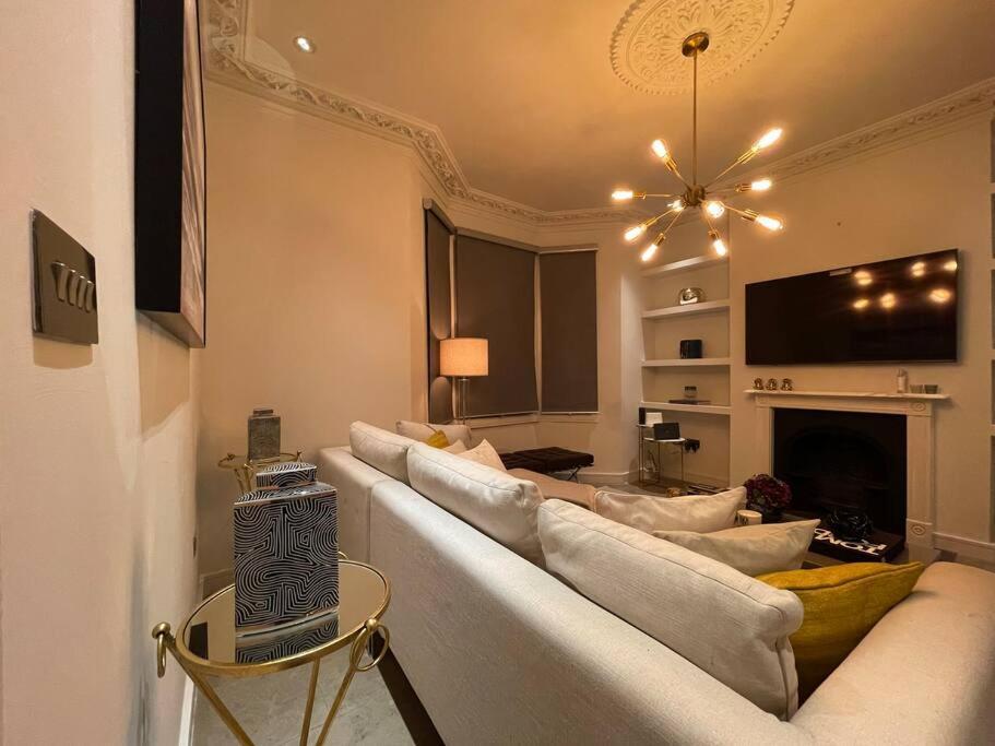 Quintessential Town House Close To London