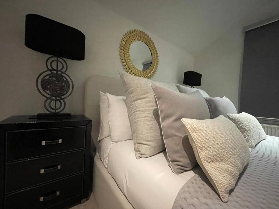 Quintessential Town House Close To Apartment *