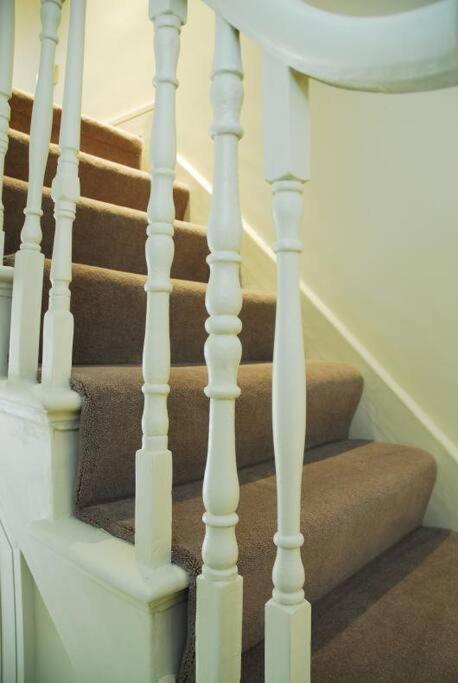 Quintessential Town House Close To * London