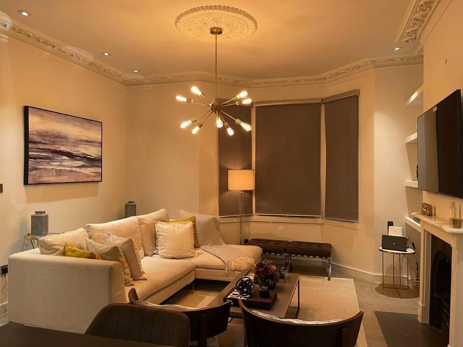 Quintessential Town House Close To London