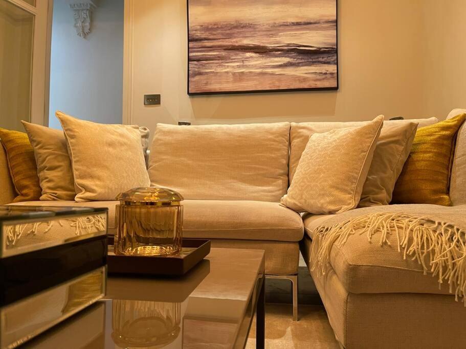 Quintessential Town House Close To London