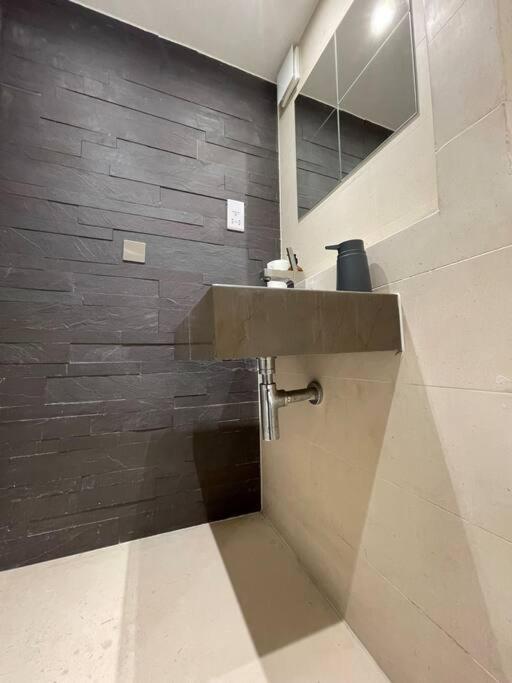 Quintessential Town House Close To Apartment