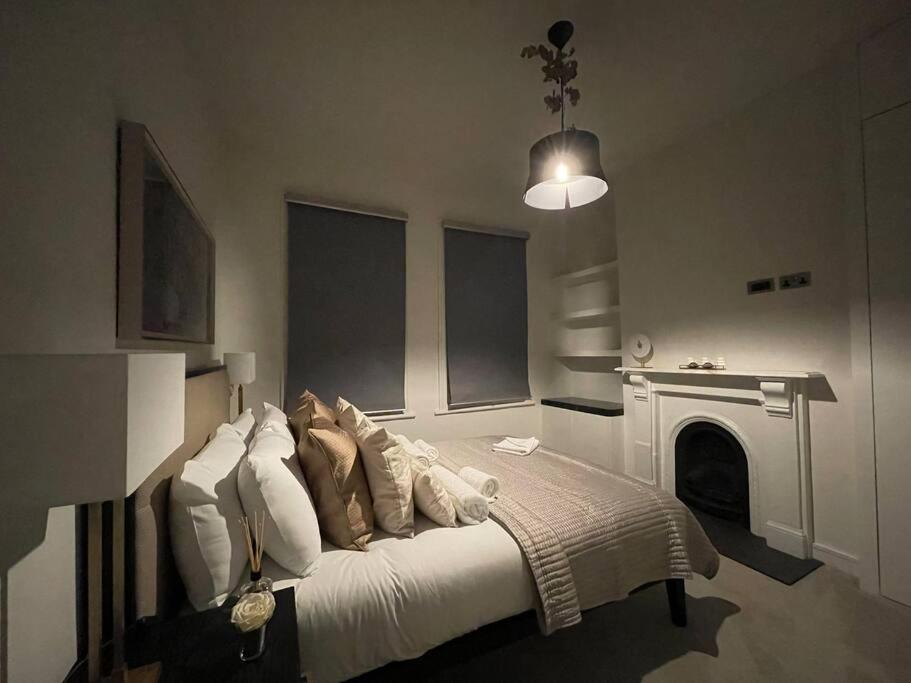 Quintessential Town House Close To Apartment