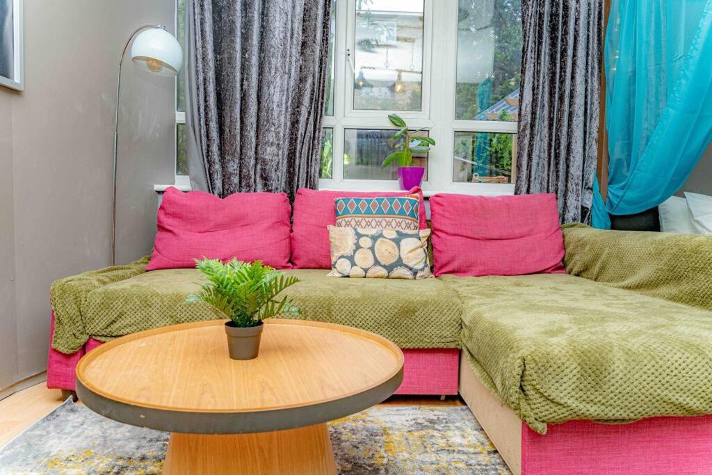 Unique W/garden Hot Tub, Sauna & Cinema Apartment