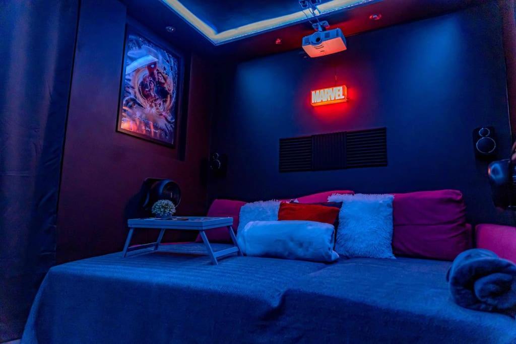 Unique W/garden Hot Tub, Sauna & Cinema Apartment *