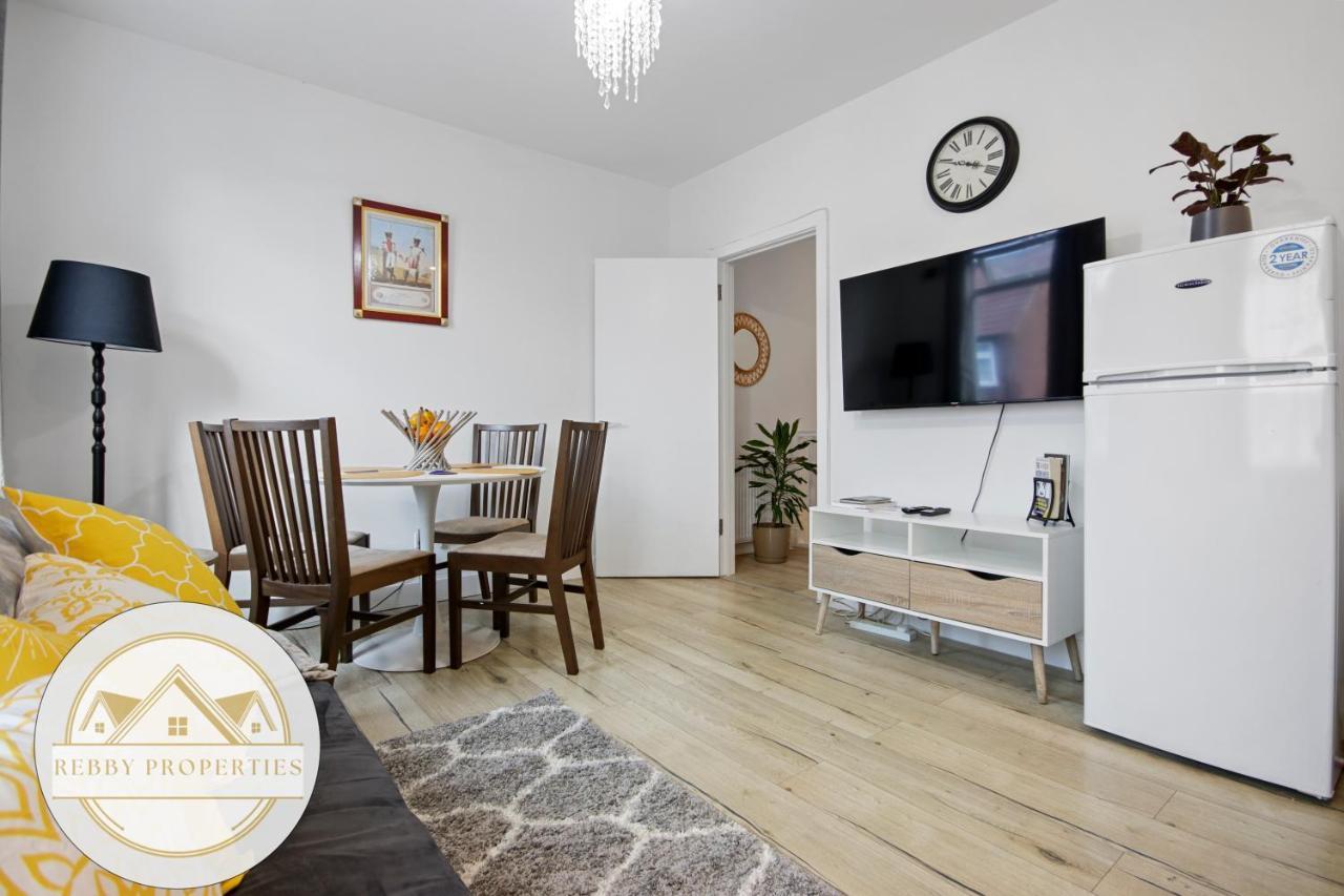 Modern 2 Bed East By Rebby Sleeps 5 Near Canning Town Station * Londen