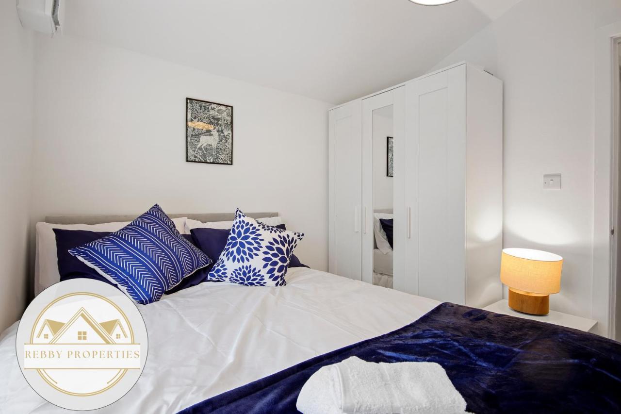 Modern 2 Bed East By Rebby Sleeps 5 Near Canning Town Station * Londen