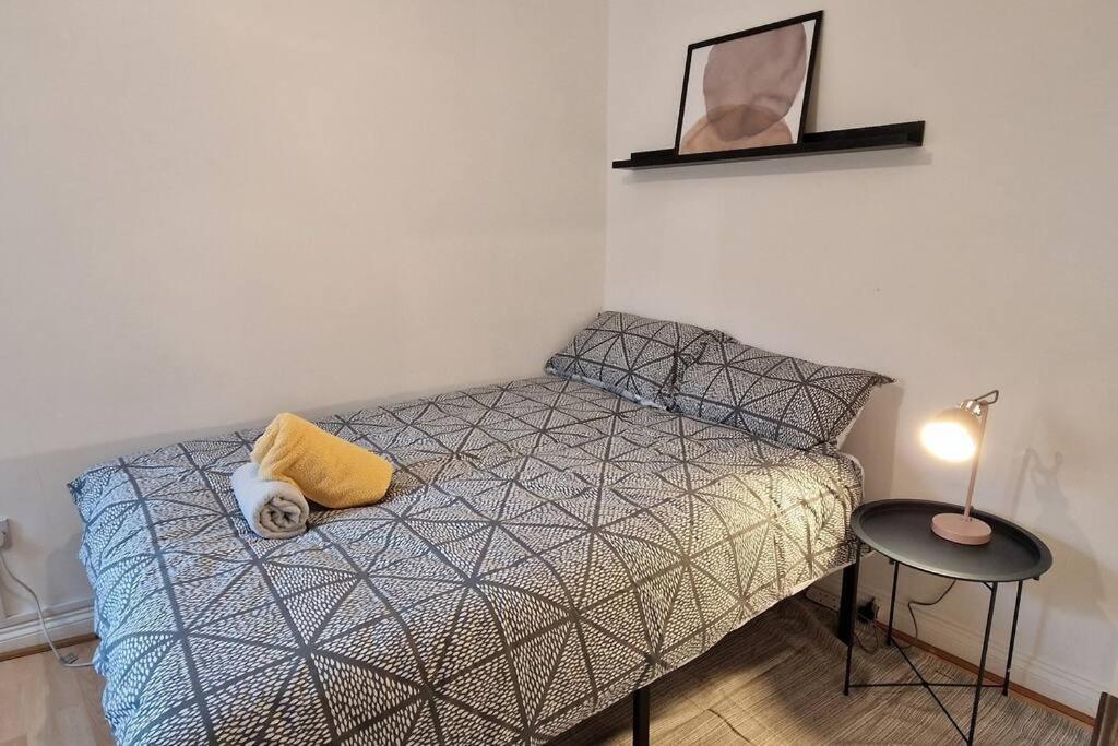 Apartamento 2 Bedroom Flat In Zone 2 Lnd *
