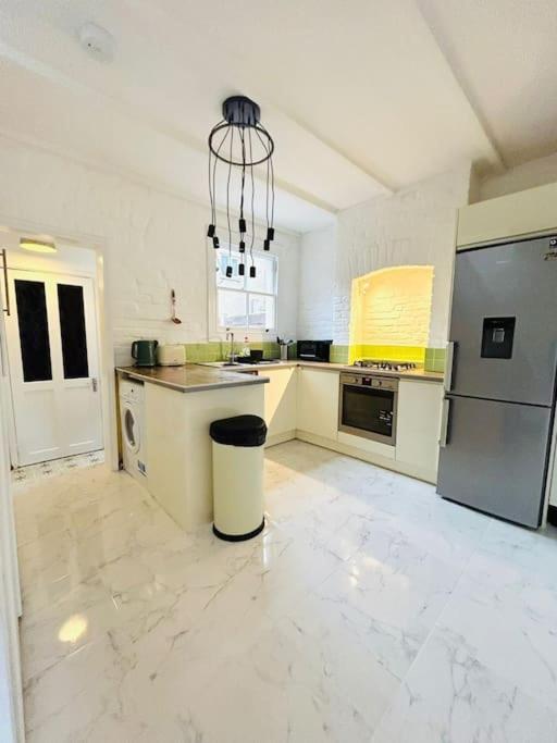 Elegant House In Stratford London