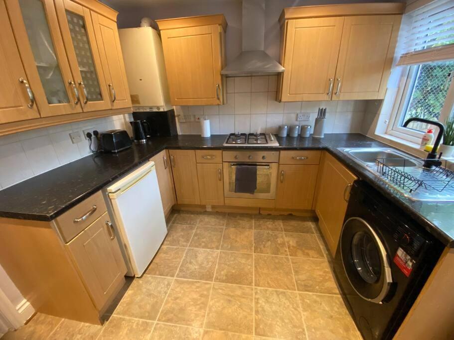 Spacious 2 Bedroom Flat *