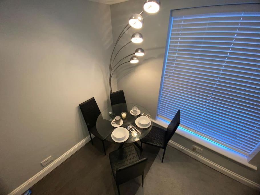 Spacious 2 Bedroom Flat Apartment *