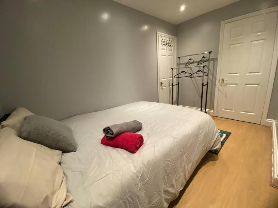 Spacious 2 Bedroom Flat *