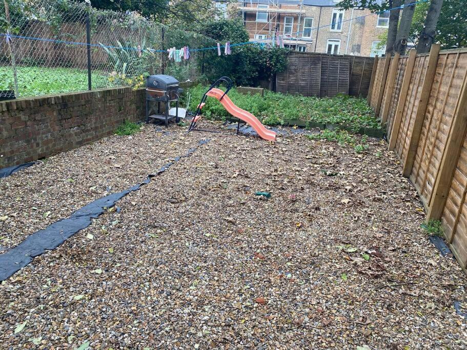 Spacious 2 Bedroom Flat *