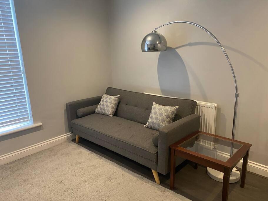 Apartment Spacious 2 Bedroom Flat *