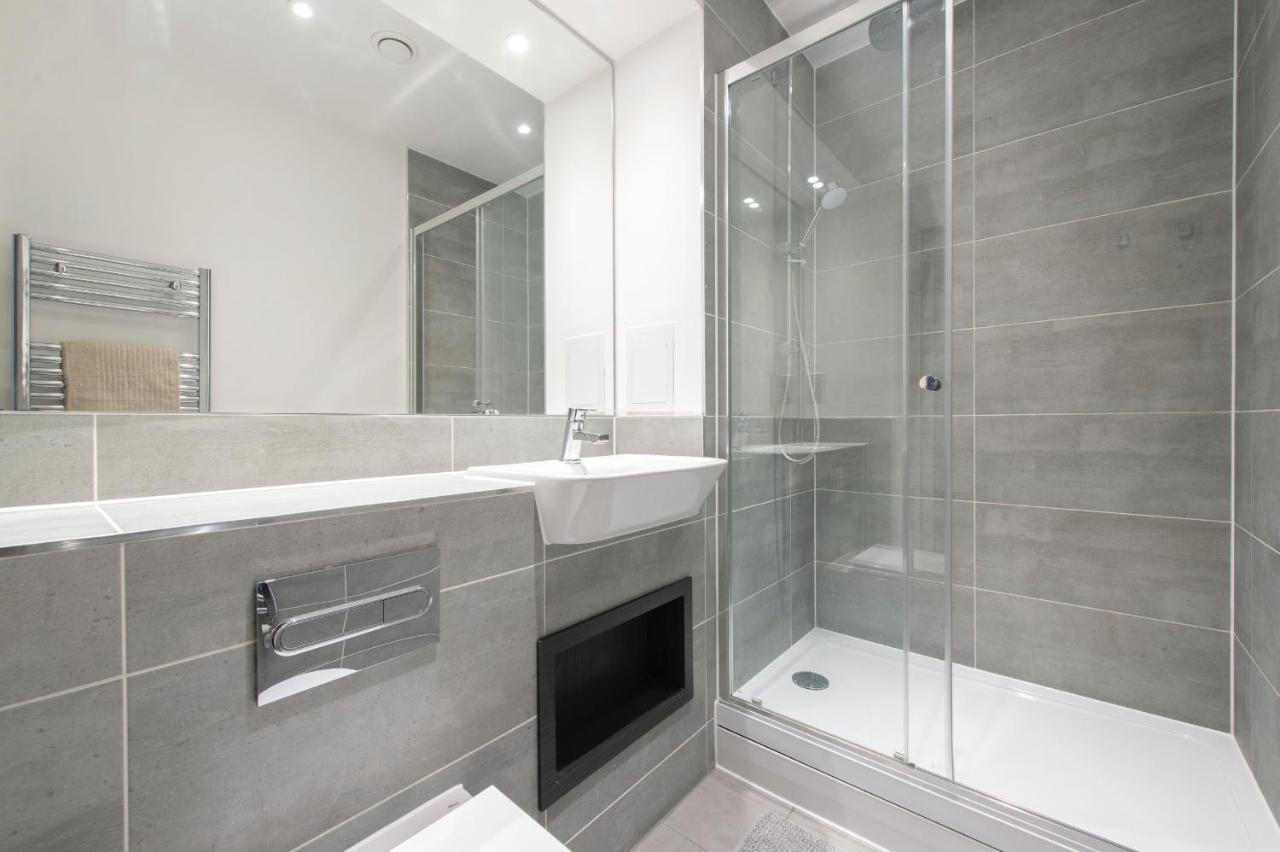 Stunning Luxury 2 Bedroom Apartment *